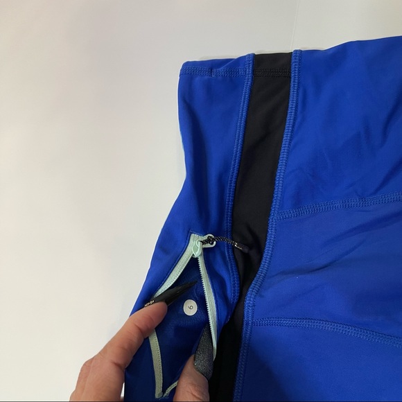 Lululemon Run: Inspire Crop II (Mesh)
Harbor Blue / Black Size 6 - Picture 9 of 14